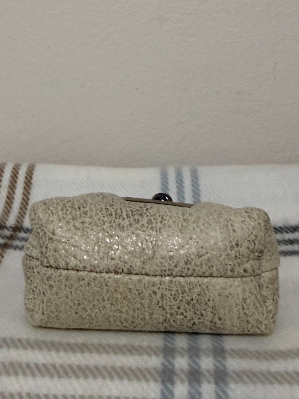 HOBO Run Frame Pouch with Ivory Metallic Finish (Retired Color) Rare - Picture 5 of 10